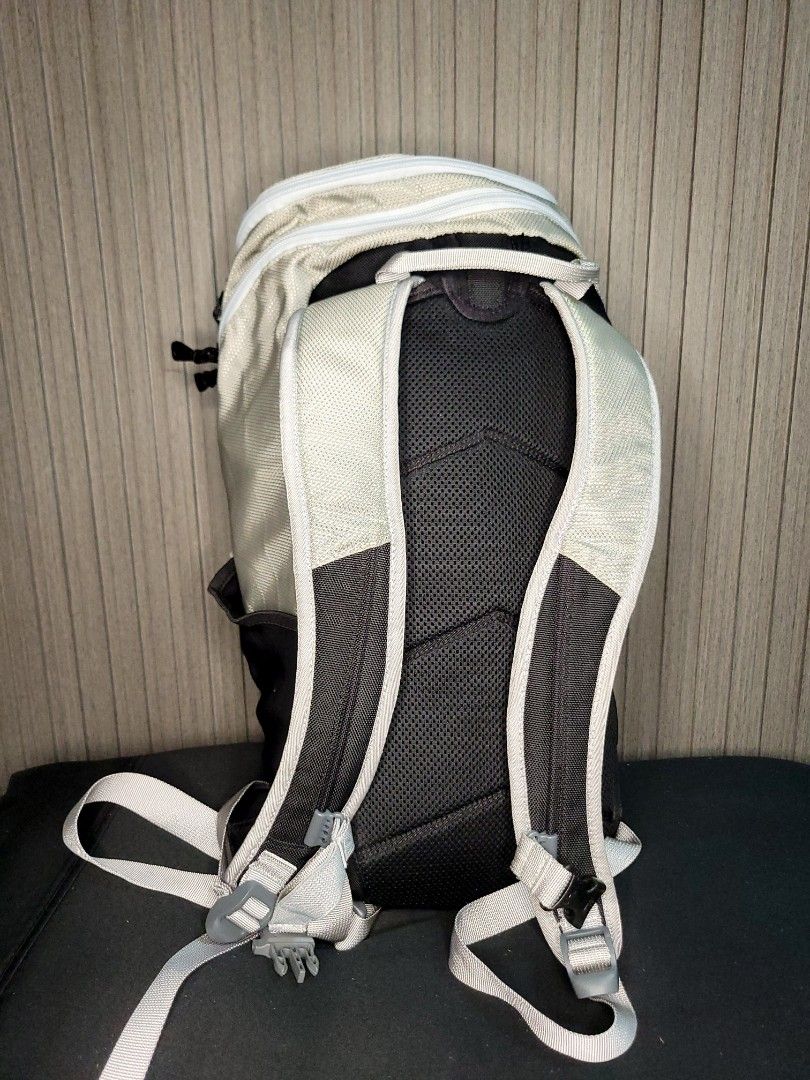 L.L. Bean Sprout 18 Back Bag Gray Black (Category: Backpacks) located in Taguig. Submitted by cousina (Listing ID 1338627212, Image 3). Description: 100% ORIGINAL / AUTHENTIC L.L. BEAN SPROUT BAG ✨️ Dimension: L 24 cm x H 39 cm x W 21 cm 6/10 Original Price sa market: 4,000.