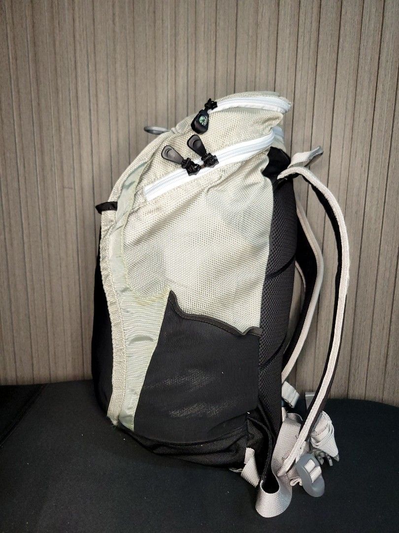 L.L. Bean Sprout 18 Back Bag Gray Black (Category: Backpacks) located in Taguig. Submitted by cousina (Listing ID 1338627212, Image 2). Description: 100% ORIGINAL / AUTHENTIC L.L. BEAN SPROUT BAG ✨️ Dimension: L 24 cm x H 39 cm x W 21 cm 6/10 Original Price sa market: 4,000.