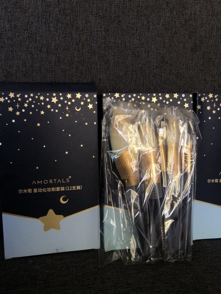 Make up brush set (Category: Makeup) located in General Trias. Submitted by mybag2025 (Listing ID 1338606855, Image 2). Description: 12 pcs set Includes Brush holder.