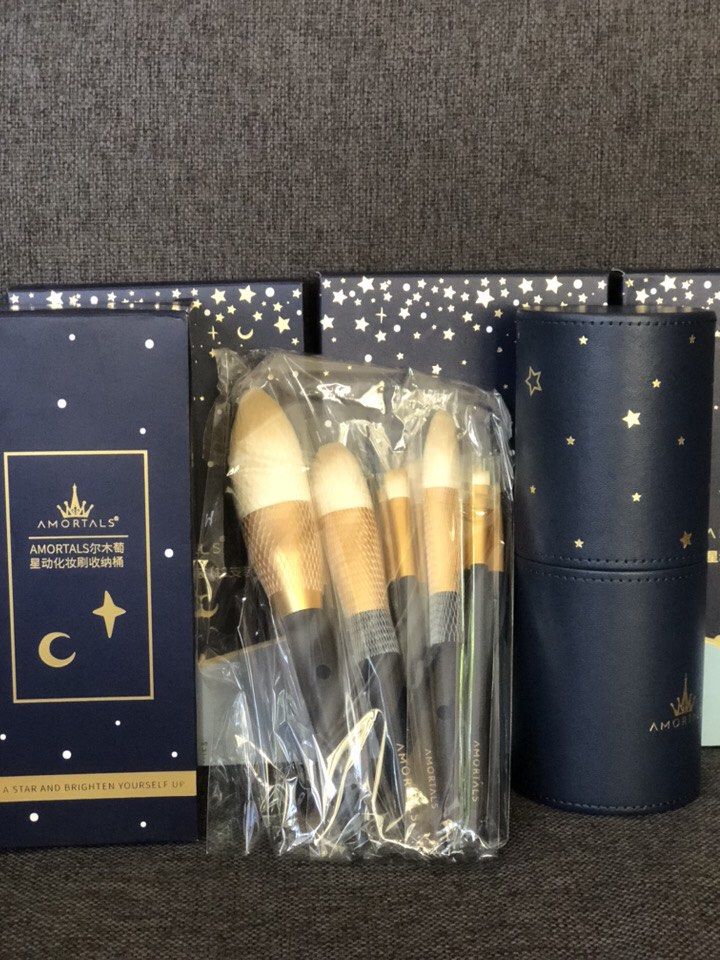 Make up brush set (Category: Makeup) located in General Trias. Submitted by mybag2025 (Listing ID 1338606855, Image 1). Description: 12 pcs set Includes Brush holder.