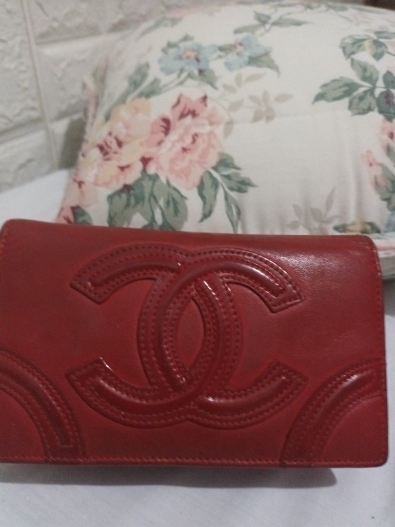 Mine chanel med wallet (Category: Luxury Bags & Wallets) located in Muntinlupa City. Submitted by youngforest_acb081 (Listing ID 1338573583, Image 1). Description: med size not guarranteed NO flaws super gnda p nia mluwag bills sec.hindi msikip.