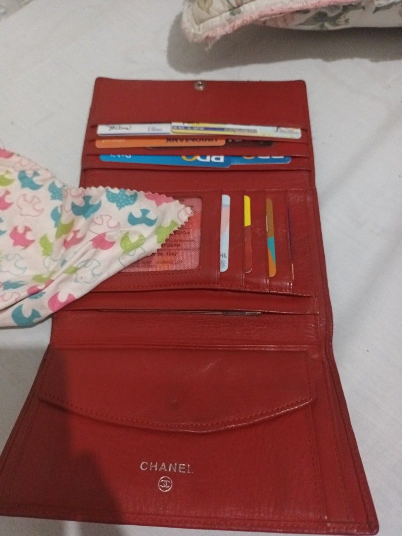 Mine chanel med wallet (Category: Luxury Bags & Wallets) located in Muntinlupa City. Submitted by youngforest_acb081 (Listing ID 1338573583, Image 2). Description: med size not guarranteed NO flaws super gnda p nia mluwag bills sec.hindi msikip.