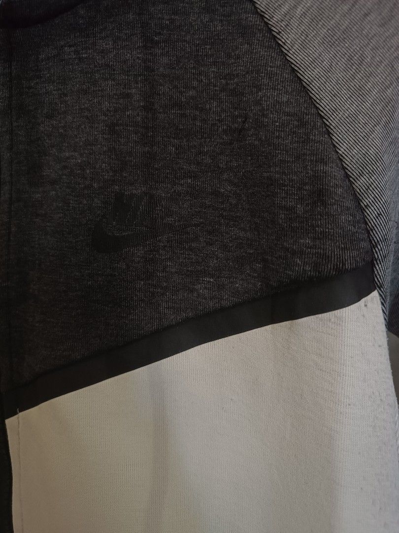 Nike Tri Tone Zip Up Hoodie (Category: Hoodies) located in Angeles City. Submitted by thriftglitz (Listing ID 1338497614, Image 2). Description: Nike Tri Tone Zip Up Hoodie 9.4/10 Condition 22x27 Complete Tags Minimal issue sa sleeves.