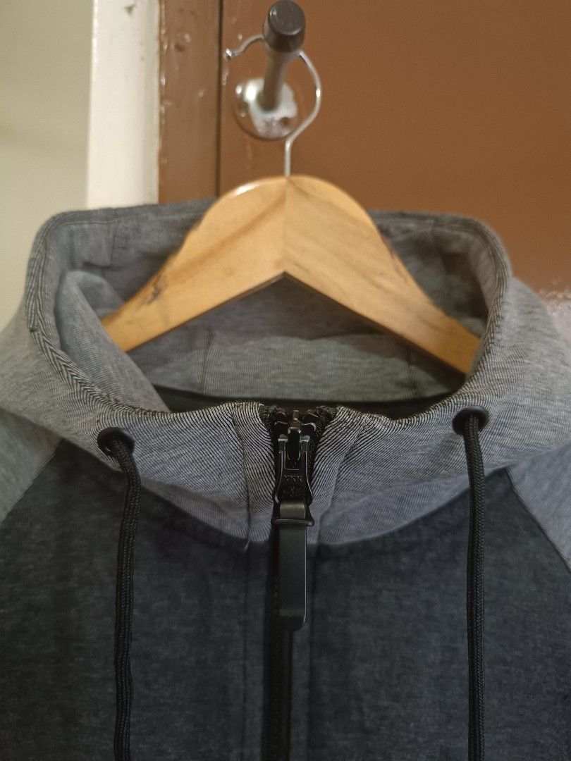 Nike Tri Tone Zip Up Hoodie (Category: Hoodies) located in Angeles City. Submitted by thriftglitz (Listing ID 1338497614, Image 3). Description: Nike Tri Tone Zip Up Hoodie 9.4/10 Condition 22x27 Complete Tags Minimal issue sa sleeves.
