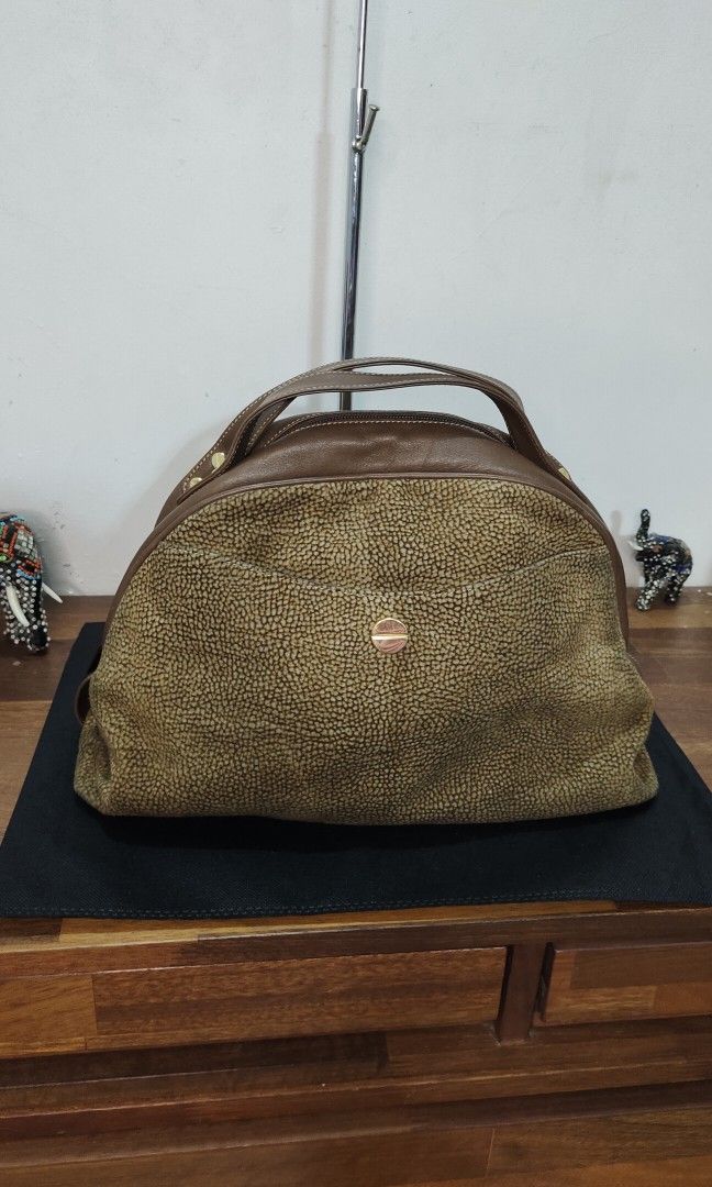 Orig Borbonese Handbag (Category: Purses & Pouches) located in Santa Cruz. Submitted by retroflash (Listing ID 1338505550, Image 1). Description: l 12, h 9 inches no issue, very good condition.