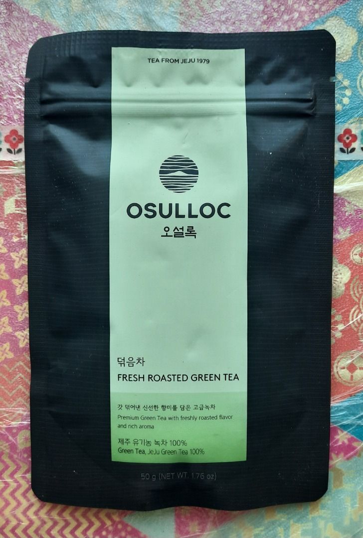 Osulloc Fresh Roasted Green Tea 濟州新鮮烘焙綠茶 （分類：飲料）位於 Hong Kong。 由 SellBooksAndDSE 提交（商品編號 1338507573，圖片 1）。簡介： •Brand-new from Je Ju, Korea •100% Je Ju Green Tea •Net Weight 50g •Best before 18 October 2025 •Suitable for self consumption / as gift -全新，產自韓國濟洲 -全濟洲綠茶 -淨重50克 -最佳食用：在2025年10月18日前 -適合送禮／自用。