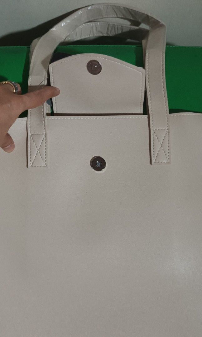 Personal Brand New Laptop Bag (Category: Laptop Bags & Sleeves) located in Quezon City. Submitted by itsmecleo (Listing ID 1338643624, Image 3). Description: Brand new laptop bag with tag price Daily Vegan Leather Unisex Nothing more to discuss Message me for those interested...🙂🫰.
