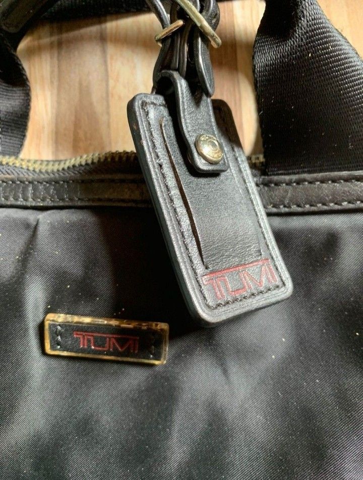 Tas Laptop tumi 100 ori jual cepet sung chat aj Barang Mewah Tas Dompet di Carousell