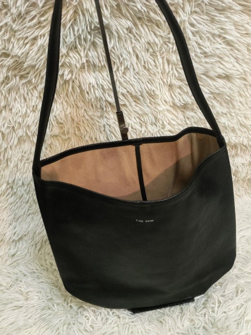 The row n/s park medium in black authentic (Category: Luxury Bags & Wallets) located in Santa Rosa. Submitted by _ba_mo_si_ (Listing ID 1338555040, Image 2). Description: Bag only 13 width 11 length plus sf Dm-.