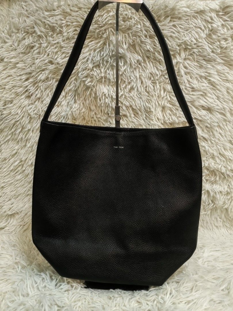 The row n/s park medium in black authentic (Category: Luxury Bags & Wallets) located in Santa Rosa. Submitted by _ba_mo_si_ (Listing ID 1338555040, Image 1). Description: Bag only 13 width 11 length plus sf Dm-.