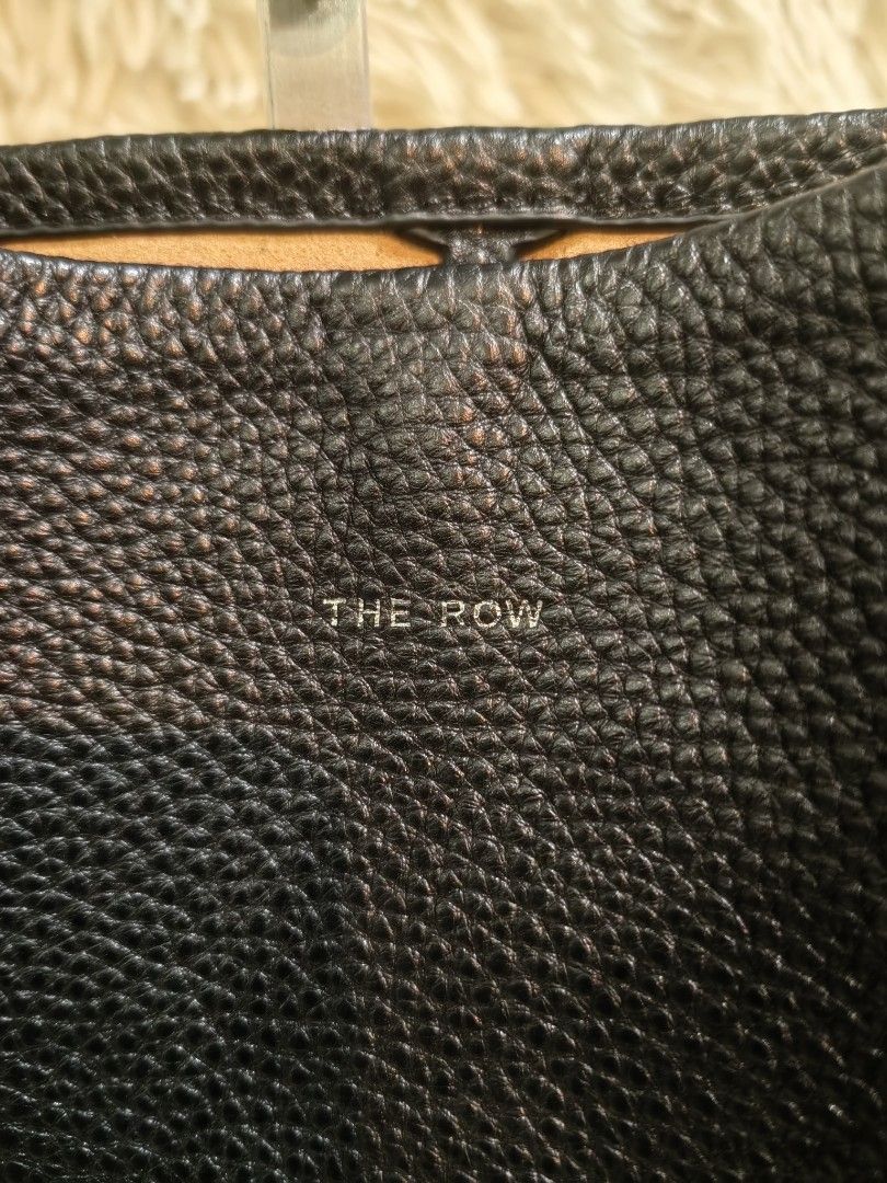 The row n/s park medium in black authentic (Category: Luxury Bags & Wallets) located in Santa Rosa. Submitted by _ba_mo_si_ (Listing ID 1338555040, Image 3). Description: Bag only 13 width 11 length plus sf Dm-.