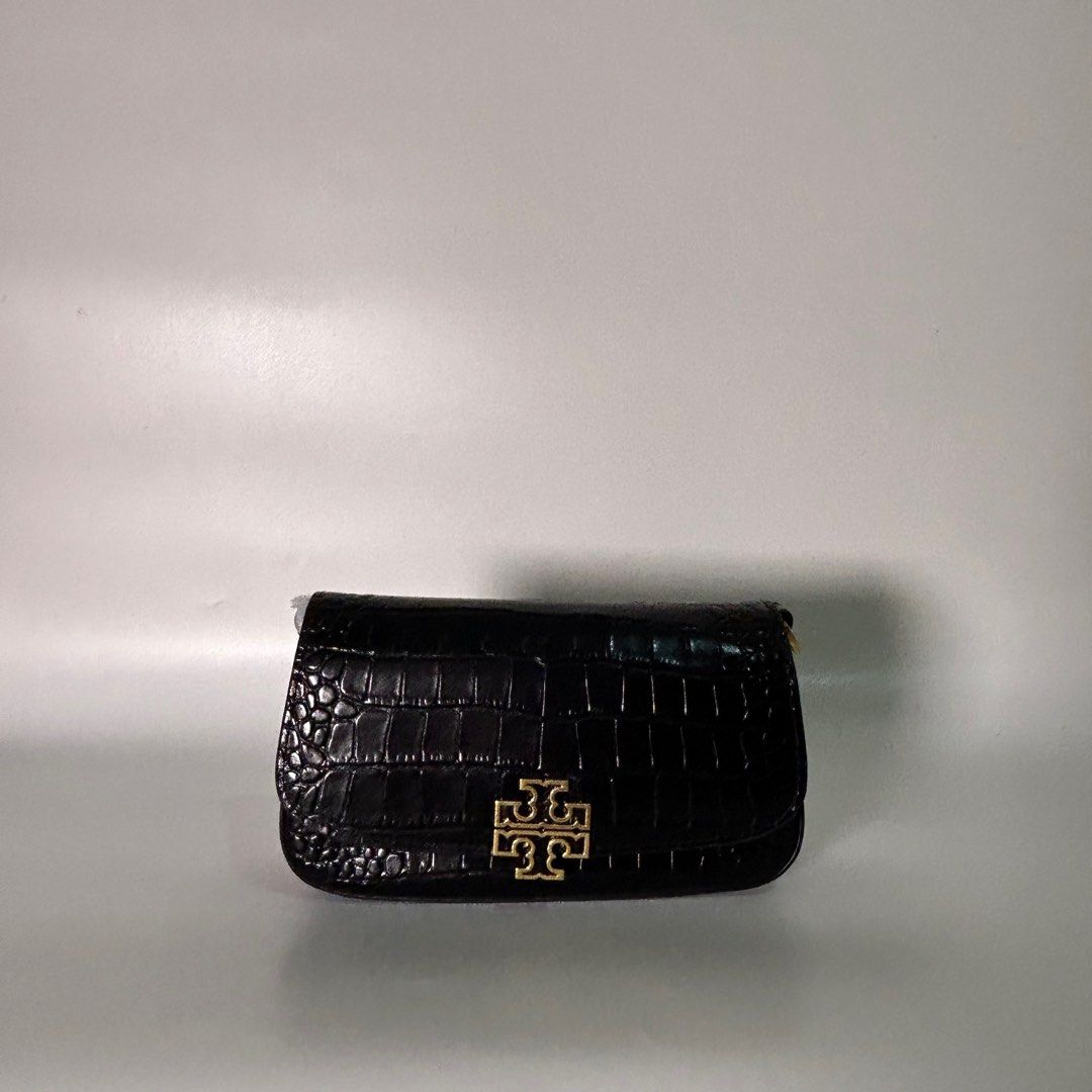 Tory Burch Britten Convertible Crossbody (Category: Luxury Bags & Wallets) located in Makati City. Submitted by lux.mariah (Listing ID 1338613028, Image 2). Description: 💯 Guaranteed authentic Complete Inclusions with Paperbag. Mop: Gcash / Maya / Bdo Mode of Delivery: J&t / Lalamove.