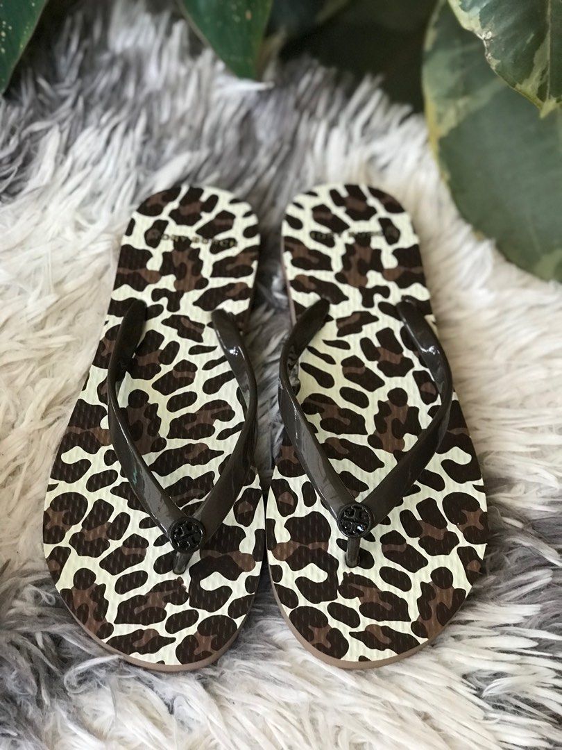 TORY BURCH FLIP FLOPS IN LEOPARD PRINTS S5 (Category: Slippers and slides) located in Lapu-Lapu City. Submitted by Glamorouslybeautiful (Listing ID 1338636740, Image 2). Description: ☘️💖👣T O R Y B U R C H FLIP FLOPS in LEOPARD PRINTS unused Size 5 Perfect for your happy feet🦶 🤩Light weight and comfy to wear New🥰💋💋.