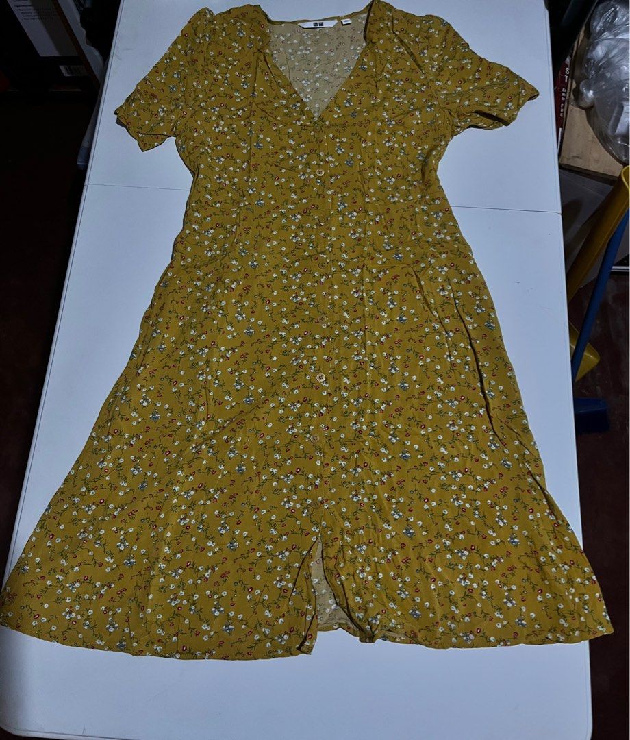 Uniqlo Printed V Neck Short Sleeve Flare Mini Dress, Women's Fashion,  Dresses & Sets, Dresses on Carousell
