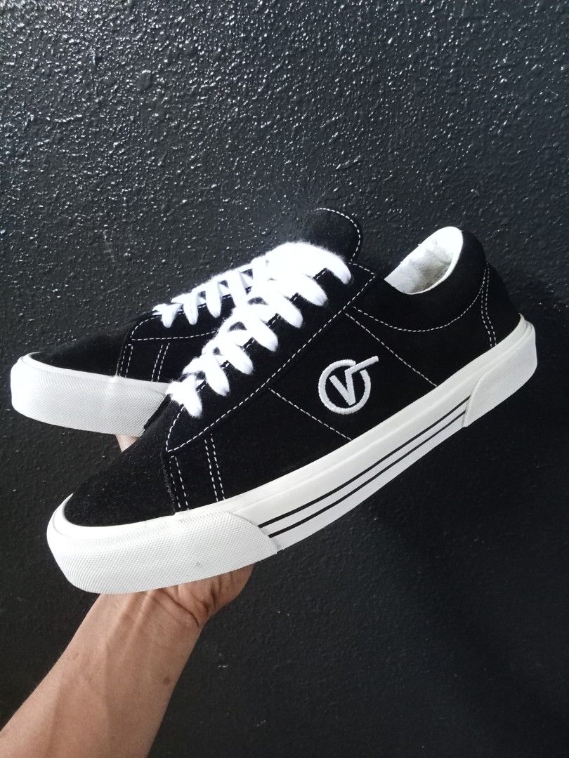 Vans logo v top