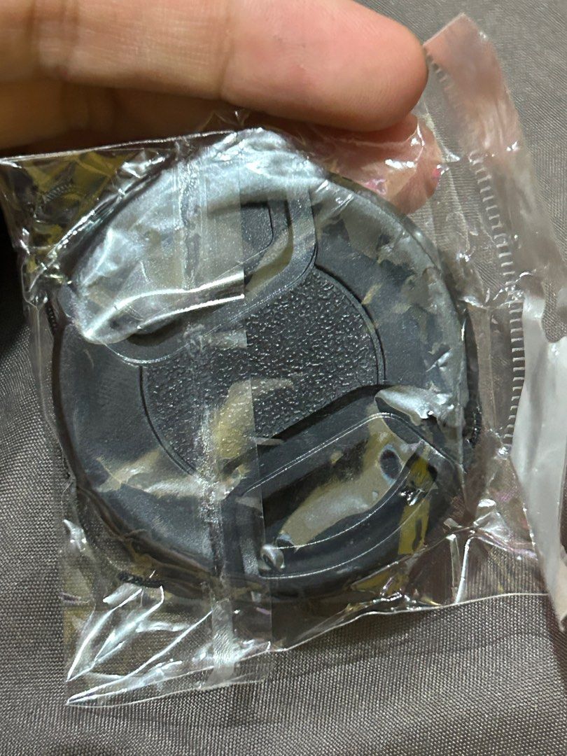 52mm generic lens cap (Category: Camera Bags & Carriers) located in Pasig City. Submitted by sopebuys (Listing ID 1338789654, Image 1). Description: - Got this at ₱98 from shapi - RFS: doesn’t fit my lens - Includes a string to tie/hang the lens - In its original packaging ₱60 + local shipping fee.