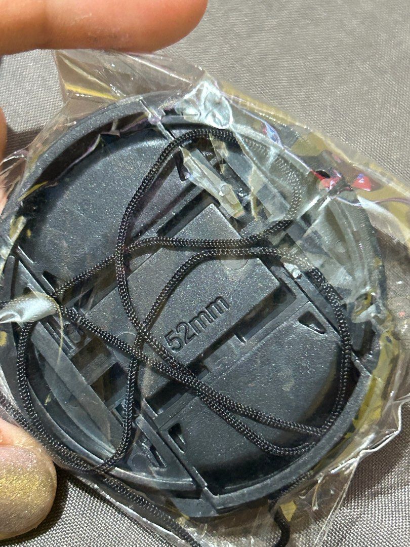 52mm generic lens cap (Category: Camera Bags & Carriers) located in Pasig City. Submitted by sopebuys (Listing ID 1338789654, Image 2). Description: - Got this at ₱98 from shapi - RFS: doesn’t fit my lens - Includes a string to tie/hang the lens - In its original packaging ₱60 + local shipping fee.