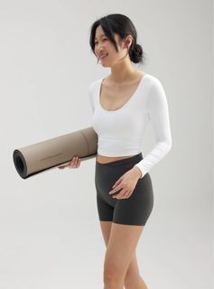 (Category: ) located in . Submitted by wardrobeparty (Listing ID 1338716142, Image 1). Description: .