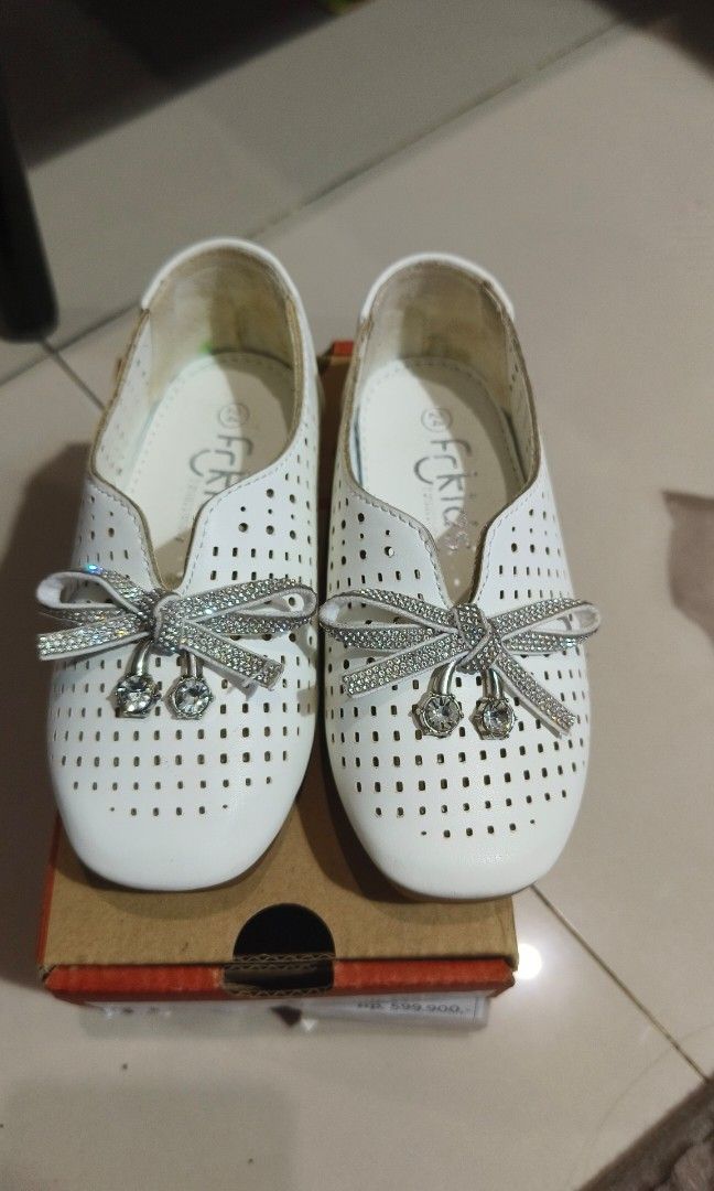 Frkids dari STAR MALL 1x pakai aja (Kategori: 1 hingga 3 tahun) berada di Tangerang. Dikirim oleh malalapreloved (ID iklan 1338795426, Gambar 1). Deskripsi: Baru dipake 1x anaknya udah gak mau pakai lagi, lalu kesempitan sekarang. bagus banget barangnya, kulit dan alasnya karet nyaman...