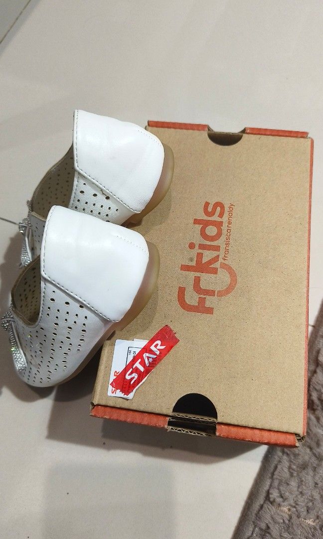 Frkids dari STAR MALL 1x pakai aja (Kategori: 1 hingga 3 tahun) berada di Tangerang. Dikirim oleh malalapreloved (ID iklan 1338795426, Gambar 3). Deskripsi: Baru dipake 1x anaknya udah gak mau pakai lagi, lalu kesempitan sekarang. bagus banget barangnya, kulit dan alasnya karet nyaman...