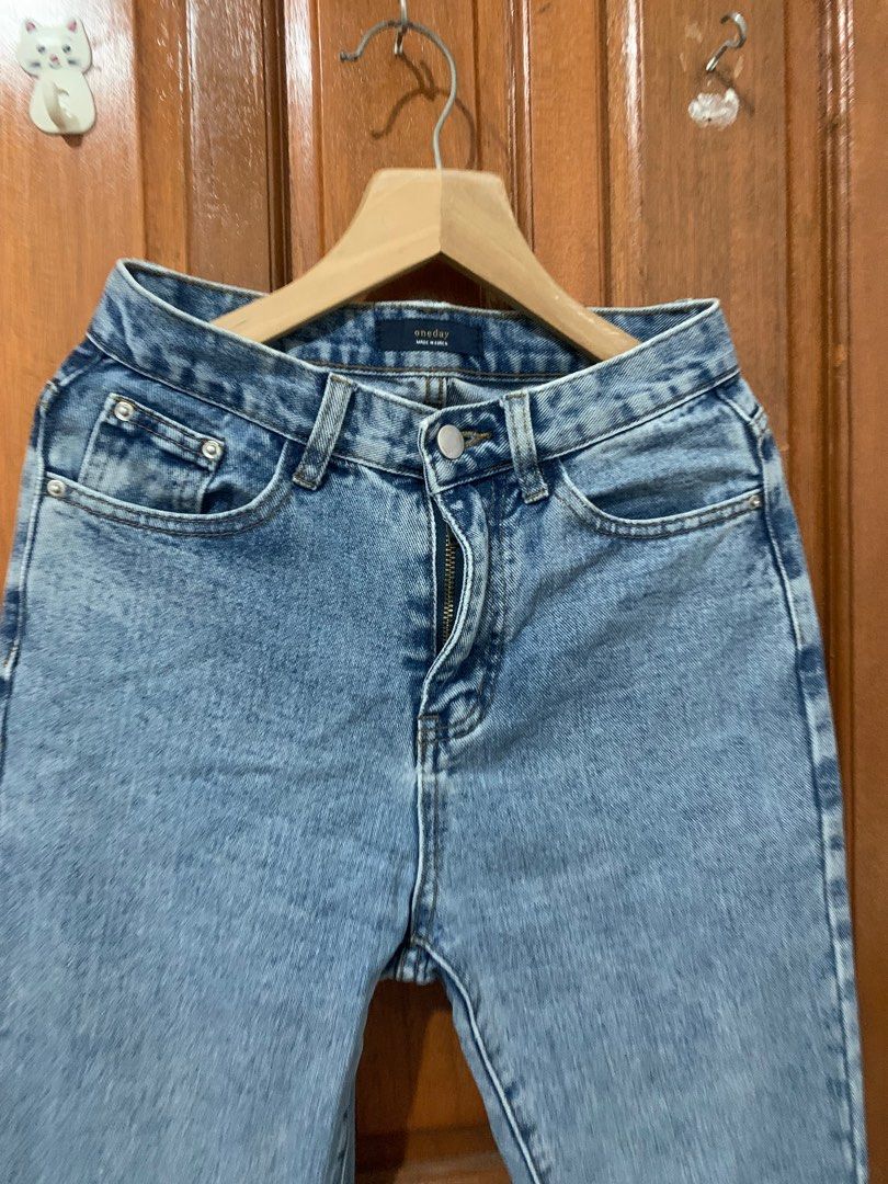 HIGH WAISTED MOM JEANS (Category: Jeans) located in Marikina City. Submitted by daze_studio_ (Listing ID 1338688962, Image 3). Description: Brand: One day Waist: 25-26 inches.