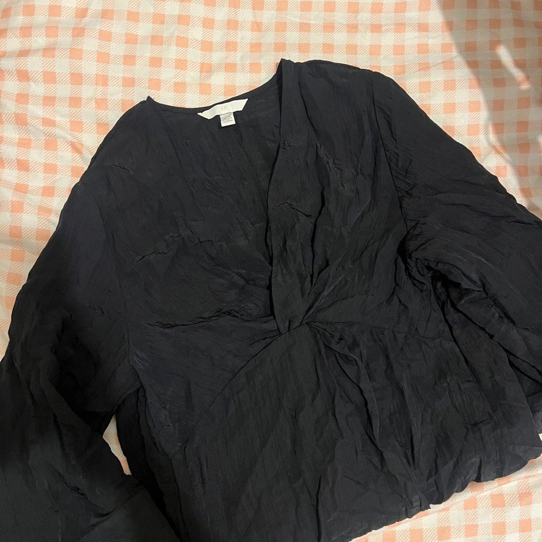 h&m black dinner dress/cover up! (Category: Dresses) located in Makati City. Submitted by jarchives (Listing ID 1338811920, Image 1). Description: - cute rugffling in front, above the knee length! - never worn this yettt, fits s-m! - the material is not linen eh, but its thin and smoooth and super presko - check the pics for more details mop: gcash mod: j&t or lalamove (from makati!).