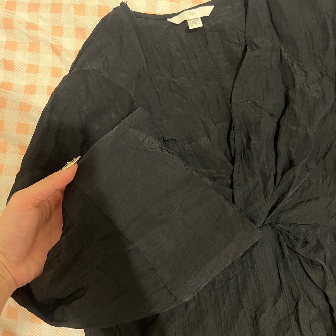 h&m black dinner dress/cover up! (Category: Dresses) located in Makati City. Submitted by jarchives (Listing ID 1338811920, Image 3). Description: - cute rugffling in front, above the knee length! - never worn this yettt, fits s-m! - the material is not linen eh, but its thin and smoooth and super presko - check the pics for more details mop: gcash mod: j&t or lalamove (from makati!).