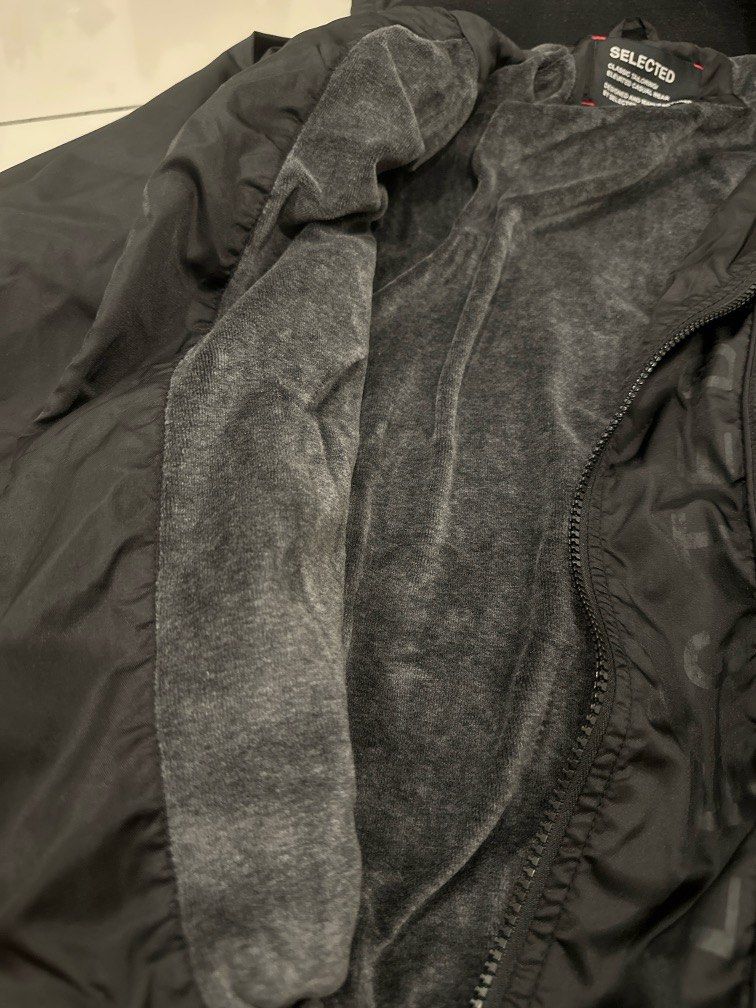 Jacket (Category: Coats, Jackets and Outerwear) located in Skudai. Submitted by csl0410 (Listing ID 1338772480, Image 3). Description: .