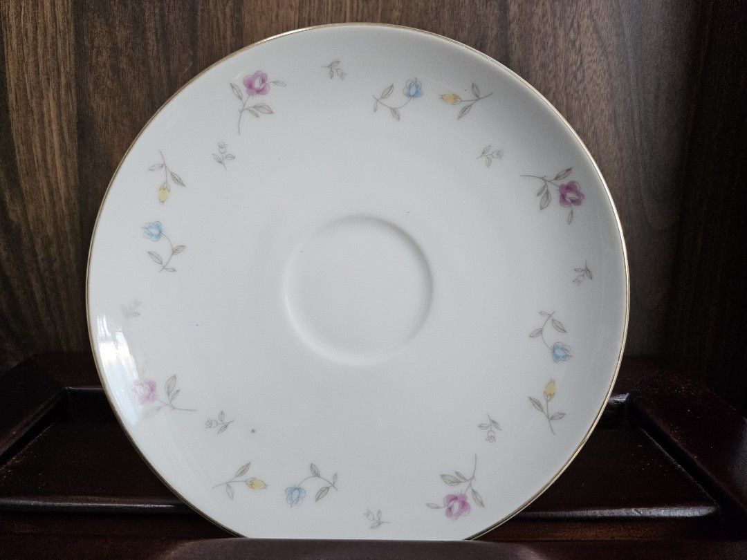 Meito China JAPAN dessert plates (Category: Dinnerware & Cutlery) located in Quezon City. Submitted by sellwithmeeeee (Listing ID 1338753822, Image 1). Description: dessert plate 6inches 5 pcs for P499.