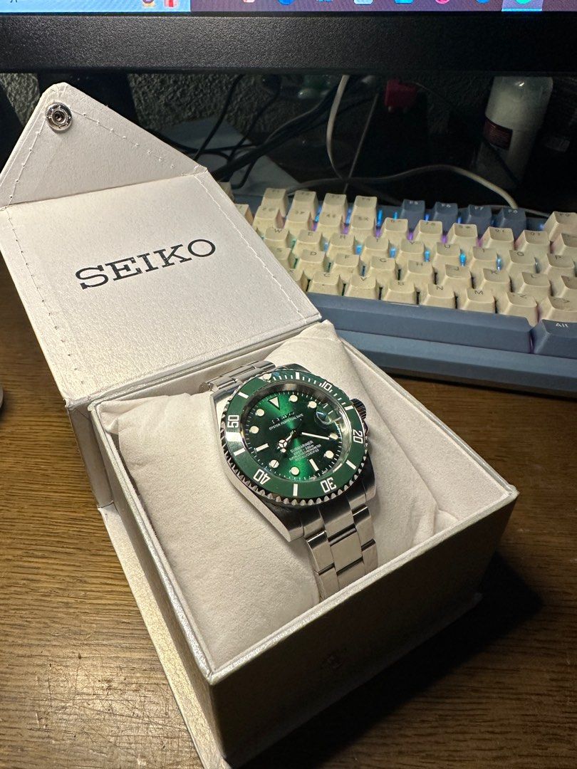 Seikolex Submariner Hulk (Category: Men's Watches) located in Quezon City. Submitted by bradd09 (Listing ID 1338811389, Image 1). Description: Seikolex Mods Hulk Submariner Inclusions: Unit and box Specs: - sapphire crystal dome - 40mm - Seiko NH35 movement - 20mm strap width - green lume - date function Quezon City meetup only or via shipping (payment first via lalamove or COD LBC) Message me for inquiries or your preferred designs .