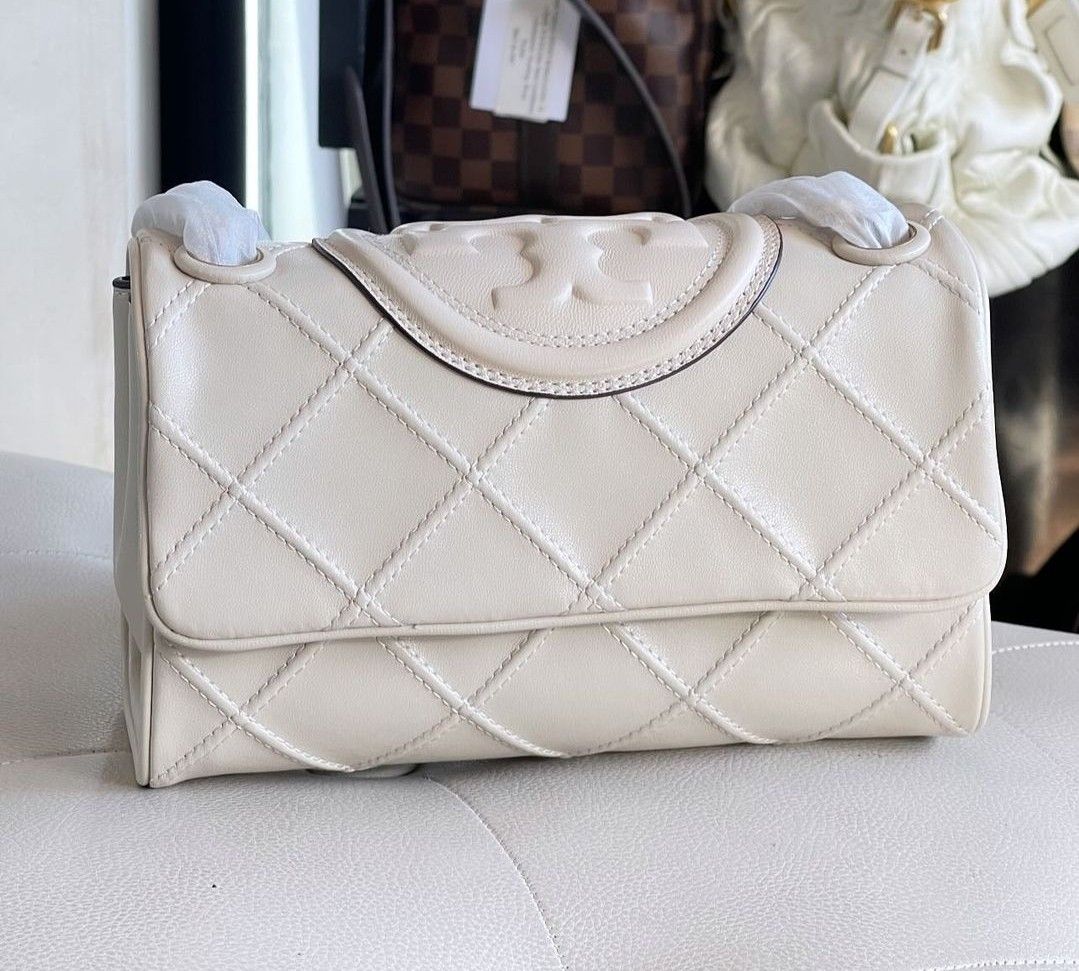 Tory burch soft fleming (Category: Luxury Bags & Wallets) located in Quezon City. Submitted by handpickerbag (Listing ID 1338657208, Image 1). Description: original new.