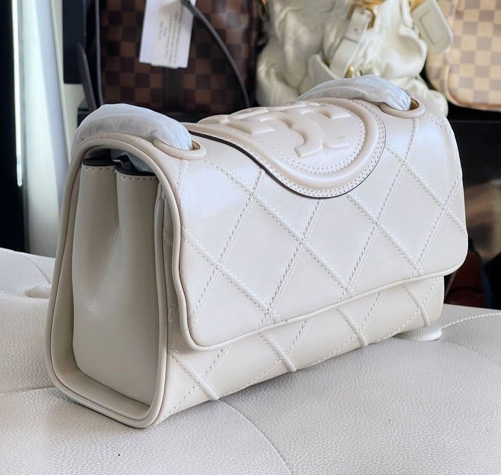 Tory burch soft fleming (Category: Luxury Bags & Wallets) located in Quezon City. Submitted by handpickerbag (Listing ID 1338657208, Image 2). Description: original new.