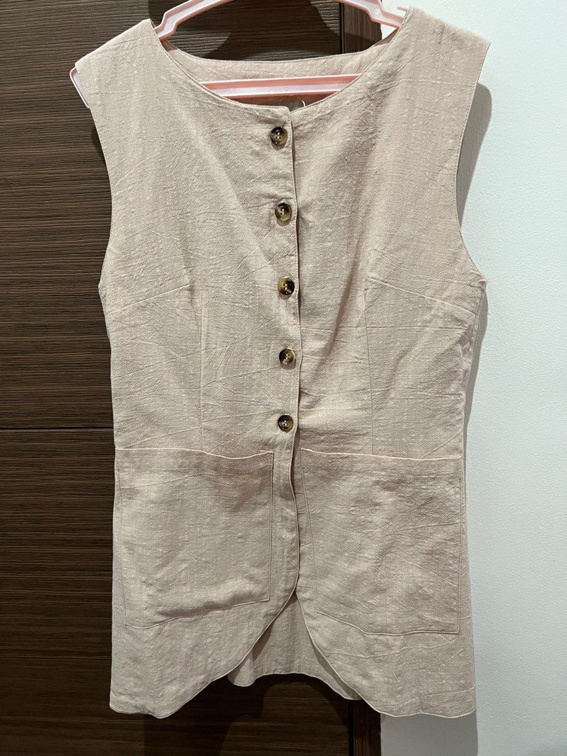 Vest Top (Category: Sleeveless) located in Makati City. Submitted by declutterandshop (Listing ID 1338662553, Image 1). Description: Brand new, with tag.