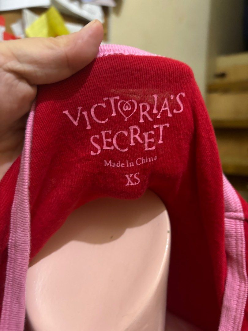 Vintage Victoria Secret (Category: Longsleeves) located in Mandaue City. Submitted by piang2x (Listing ID 1338751430, Image 2). Description: Thrifted Victoria secret secret red cotton oversized sleep t-Shirt:condition 9/10 Knitted fabric stretchy..
