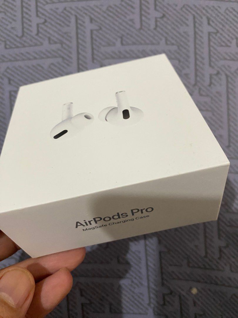 Airpods Pro (Category: Earphones) located in Tagaytay City. Submitted by cilenat (Listing ID 1338851666, Image 1). Description: Airpod Pro complete accessories with box With Official receipt from Abenson Bought it from Orginal Price : 11,490.00 RFS: Got a new airpods pro.