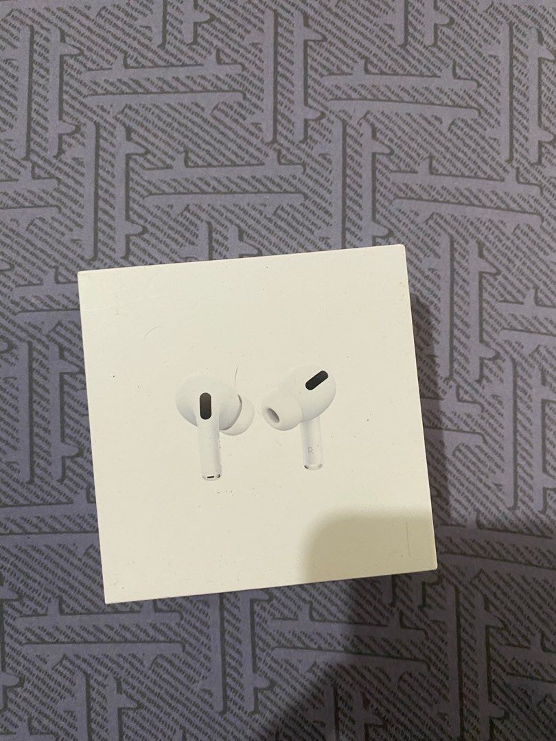 Airpods Pro (Category: Earphones) located in Tagaytay City. Submitted by cilenat (Listing ID 1338851666, Image 2). Description: Airpod Pro complete accessories with box With Official receipt from Abenson Bought it from Orginal Price : 11,490.00 RFS: Got a new airpods pro.