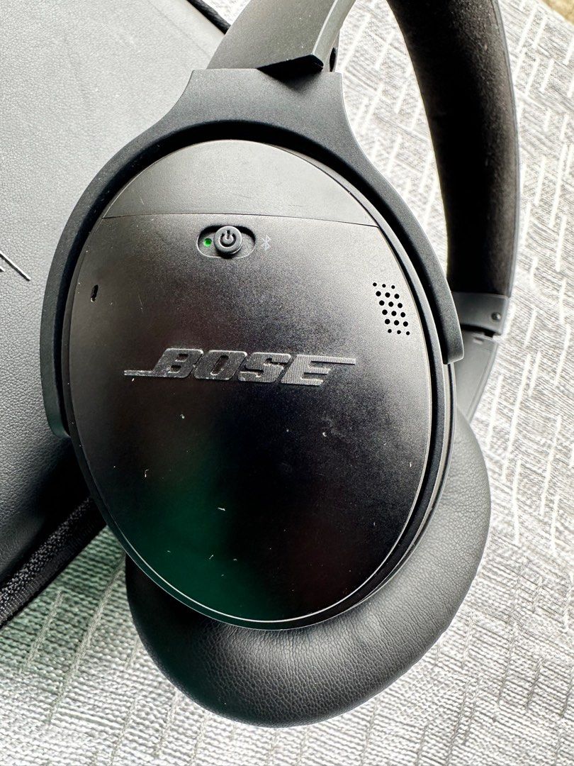 BOSE QC35 SERIES II WIRELESS HEADPHONE (Category: Headphones & Headsets) located in Santa Maria. Submitted by angeljune07 (Listing ID 1338866613, Image 3). Description: BOSE QC35 SERIES II WIRELESS HEADPHONE NOISE CANCELLING used and working in good condition Visible scratches/ dents Leather on headband starts to wear off Newly replaced ear cushion pads Updated firmware through mobile app Inclusion: Headphone Carrying case Usb charging cable Can 