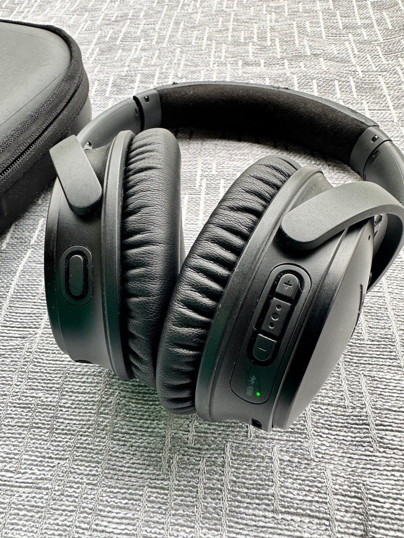BOSE QC35 SERIES II WIRELESS HEADPHONE (Category: Headphones & Headsets) located in Santa Maria. Submitted by angeljune07 (Listing ID 1338866613, Image 2). Description: BOSE QC35 SERIES II WIRELESS HEADPHONE NOISE CANCELLING used and working in good condition Visible scratches/ dents Leather on headband starts to wear off Newly replaced ear cushion pads Updated firmware through mobile app Inclusion: Headphone Carrying case Usb charging cable Can 