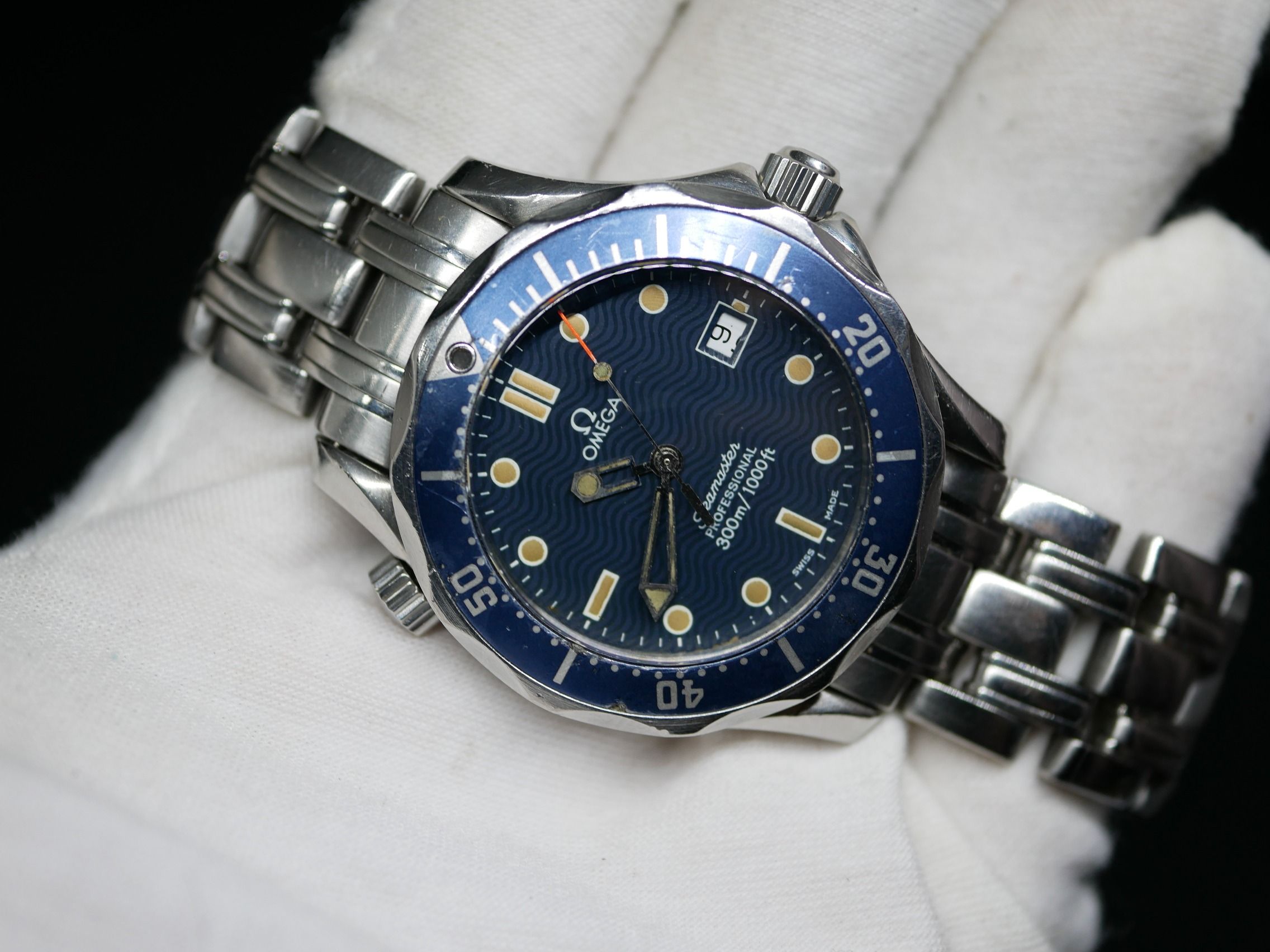 SALE Omega Seamaster Quartz 36mm 2561.80 James Bond Prince William Omega Luxury Watches on Carousell