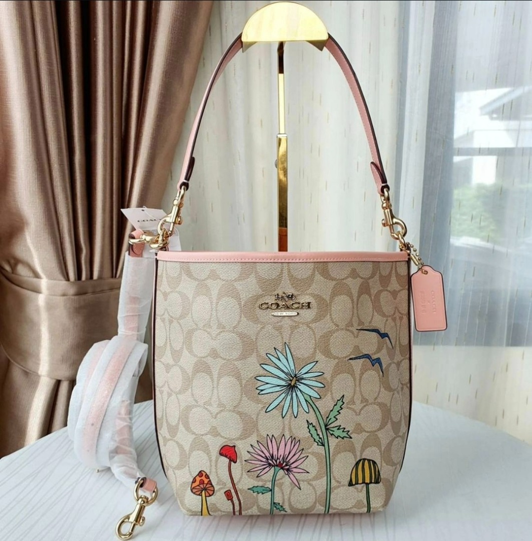 Coach CU394 Observed By Us City Bucket Bag in Light Khaki Signature ...