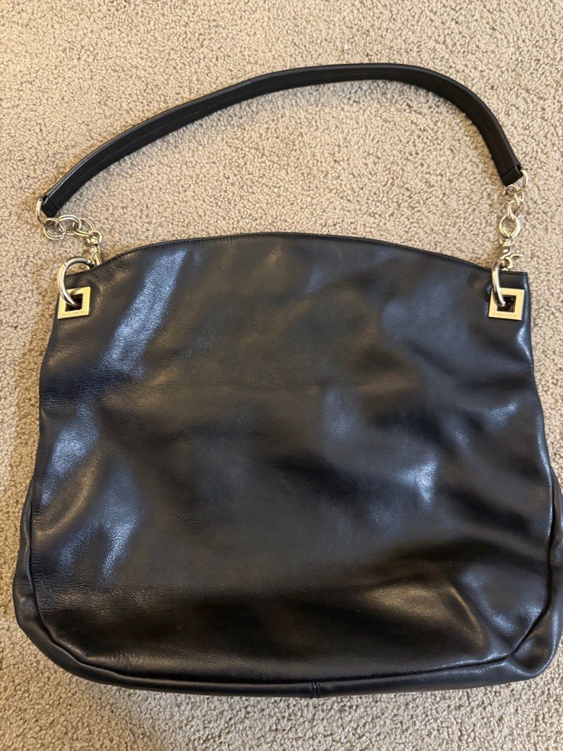 Daniel Hechter Large Shoulder Bag (Category: Luxury Bags & Wallets) located in Antipolo. Submitted by 2003preloved (Listing ID 1338966339, Image 3). Description: Preloved not using anymore negotiable for aure buyers pick up via lalamove/grab c/o buyer.