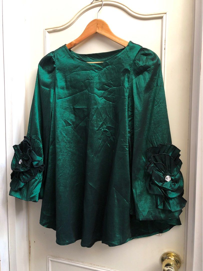 Emerald Green Formal Top (Category: Blouses) located in Calapan. Submitted by shakalak (Listing ID 1338868123, Image 1). Description: Best. Fit Mediium Satin stretchy fabric Gorgeous 🥰.