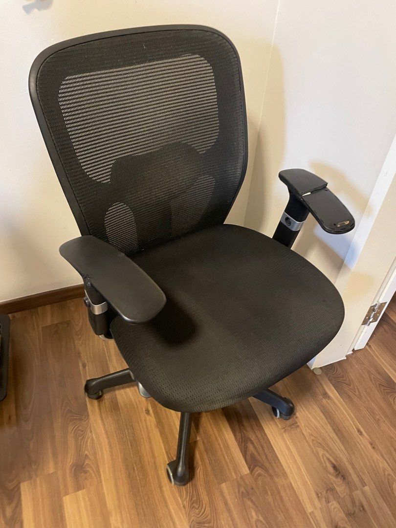 Ergonomic Office/work chair. Cushion still good, Defect on armrest ...