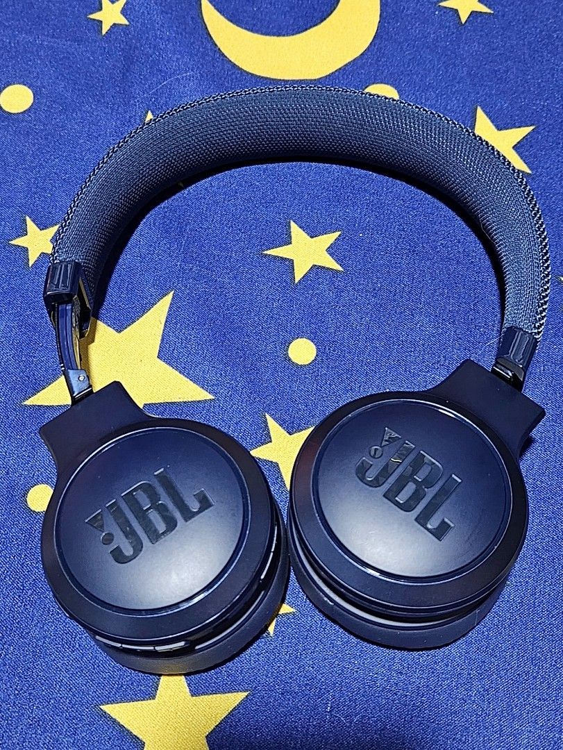 JBL Live 400BT (Category: Headphones & Headsets) located in Manila. Submitted by mistyricst08057 (Listing ID 1338864855, Image 3). Description: All accessories like cable, connector are complete. Very good condition. Bass and Sound are very working. Free Box..