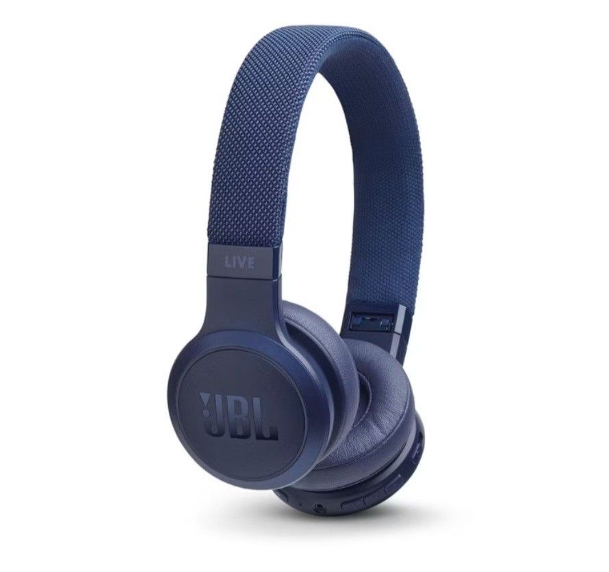 JBL Live 400BT (Category: Headphones & Headsets) located in Manila. Submitted by mistyricst08057 (Listing ID 1338864855, Image 2). Description: All accessories like cable, connector are complete. Very good condition. Bass and Sound are very working. Free Box..