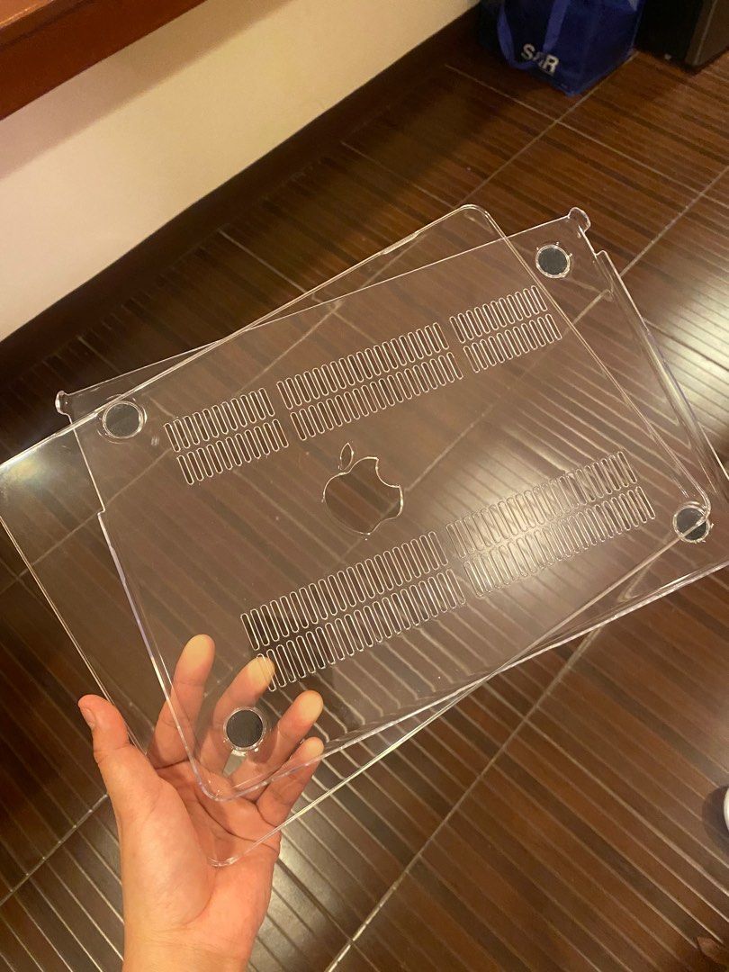 Macbook Air M2 A2681 Transparent Hard Case (Category: Cases & Sleeves) located in Manila. Submitted by effiesells (Listing ID 1338911876, Image 1). Description: Only used once to try on my laptop 10/10 condition No flaws RFS: Want a different color, not clear.