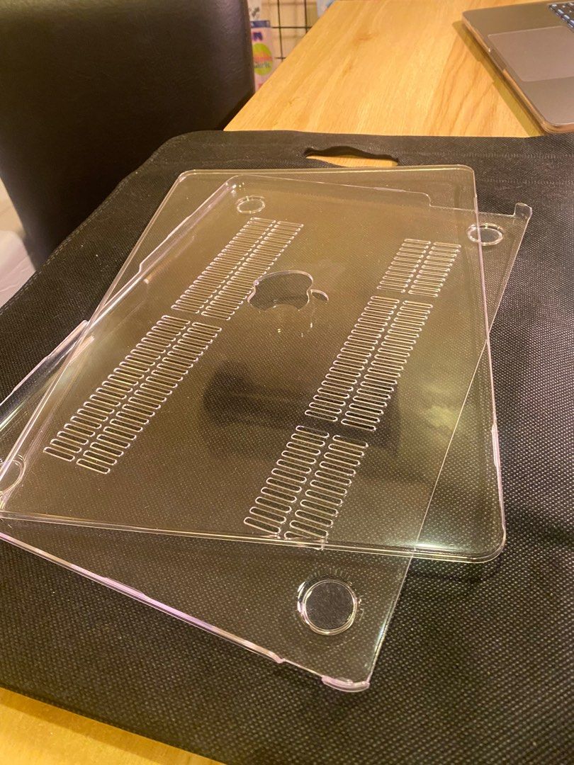 Macbook Air M2 A2681 Transparent Hard Case (Category: Cases & Sleeves) located in Manila. Submitted by effiesells (Listing ID 1338911876, Image 2). Description: Only used once to try on my laptop 10/10 condition No flaws RFS: Want a different color, not clear.