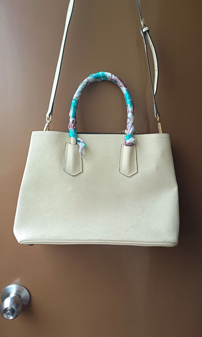 Prada Saffiano Tote Leather Bag (Category: Luxury Bags & Wallets) located in Manila. Submitted by donbarero (Listing ID 1338845397, Image 2). Description: Must see in person to check and appreciate. Bag only, no box/card/receipt, bought from abroad. Genuine leather, color Cream. Condition: 8.5/10 Location: SM north.