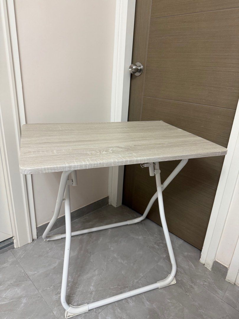 Table （分類：桌子）位於 Hong Kong。 由 winniepoonn 提交（商品編號 1338901816，圖片 3）。簡介： 52cmx73cm。