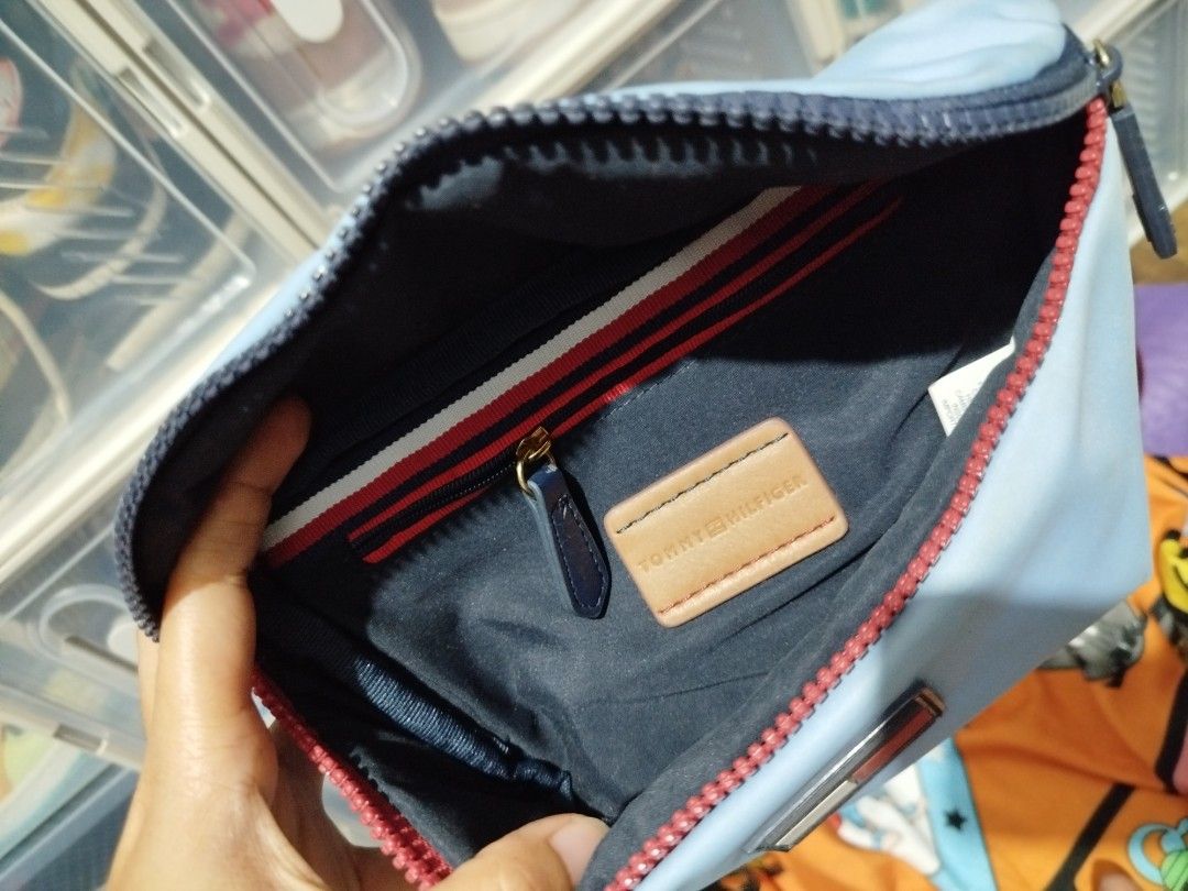 Tommy Hilfiger belt bag (Category: Cross-body Bags) located in Valenzuela. Submitted by ellich17 (Listing ID 1338950931, Image 3). Description: authentic tommy needs cleaning used once and stock na issue is ung Leather nya bakbak na di nmn gaano halata pagnakasuot na kasya phone and small wallet.